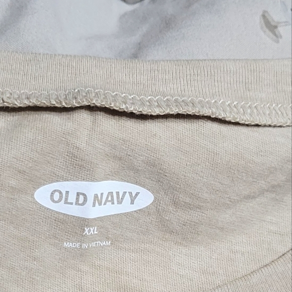 Old Navy Christmas T-shirt NWT - Picture 2 of 3